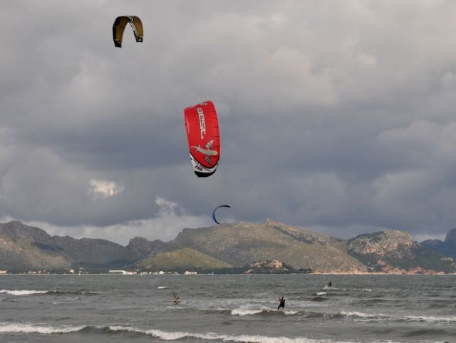  Kites over the sea